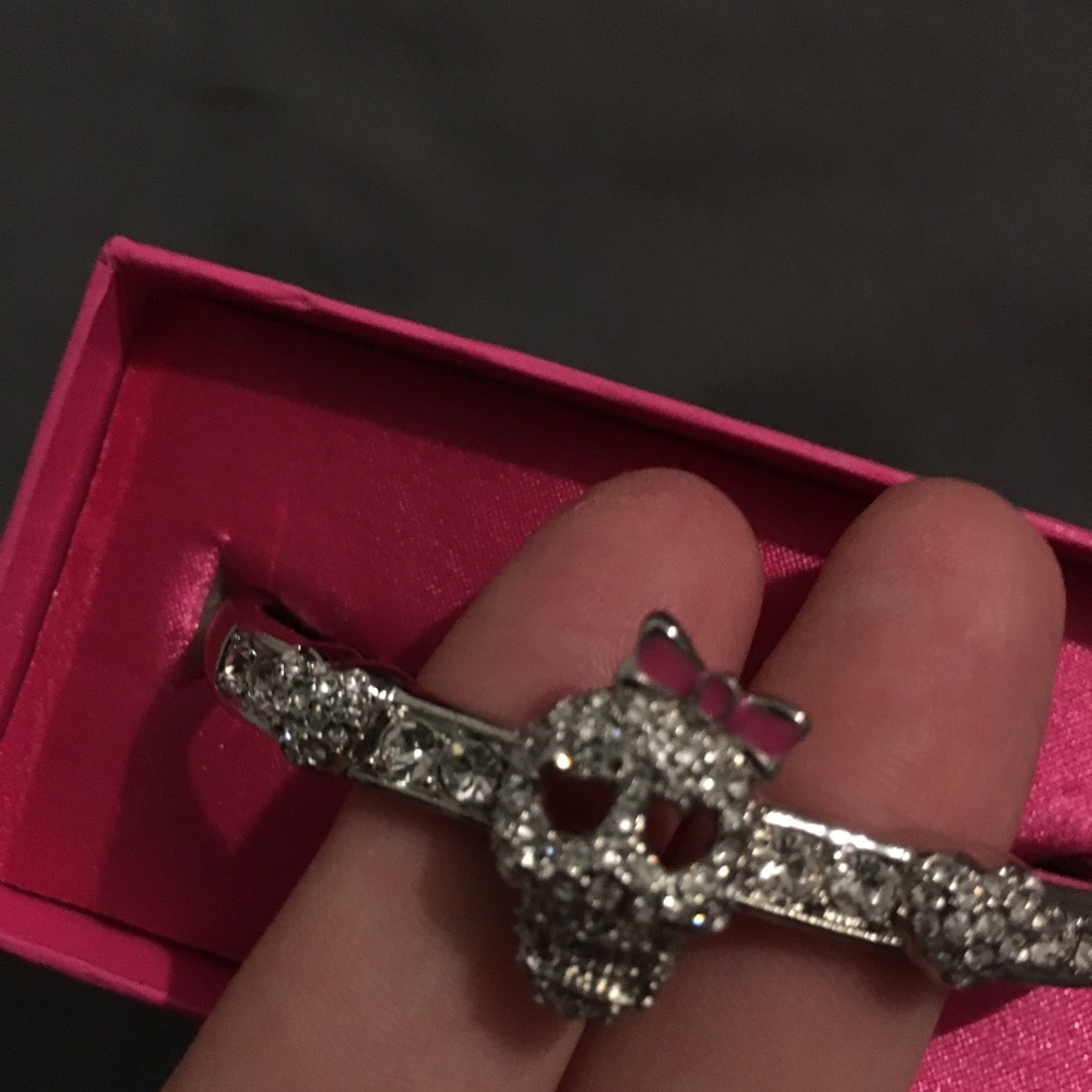 Betsey Johnson silver skull with bow bracelet - Picture 5 of 6